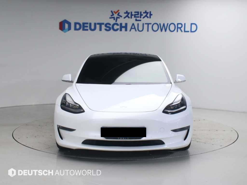Tesla Model 3 — photo 03