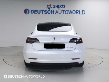 Tesla Model 3 — photo 04