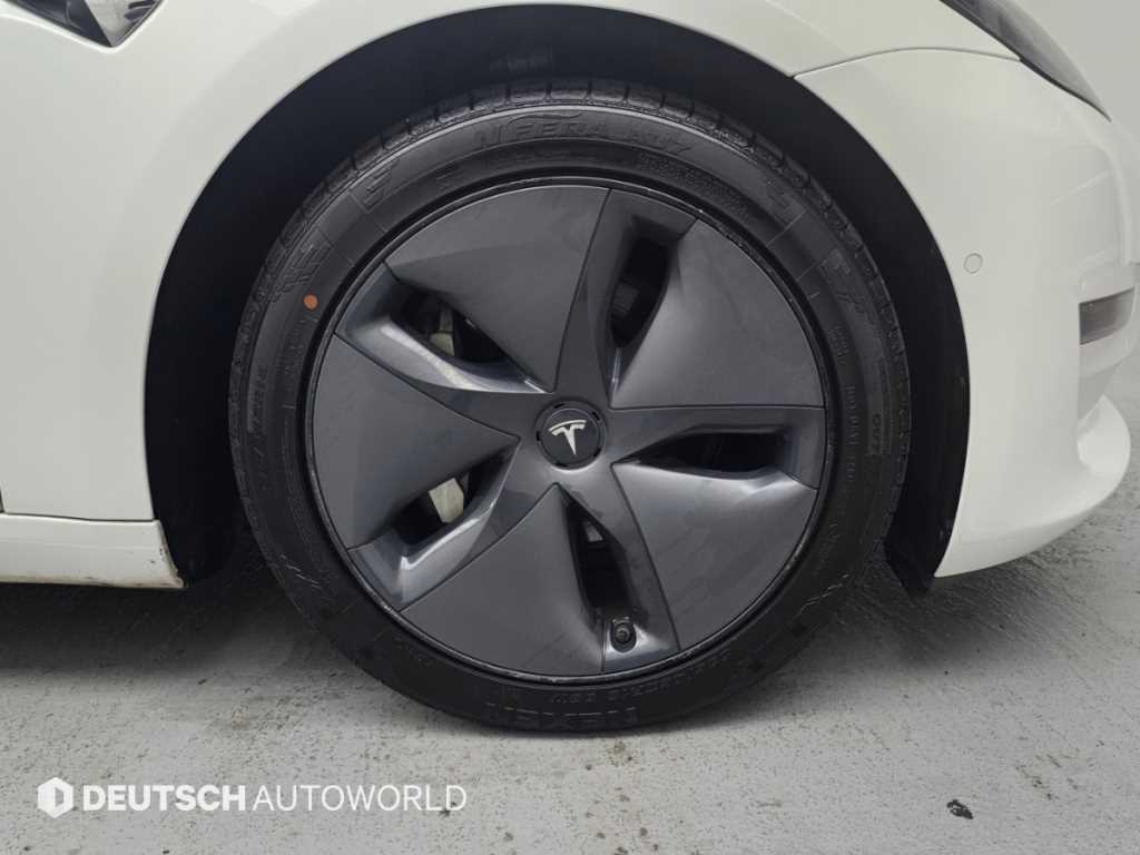 Tesla Model 3 — photo 05