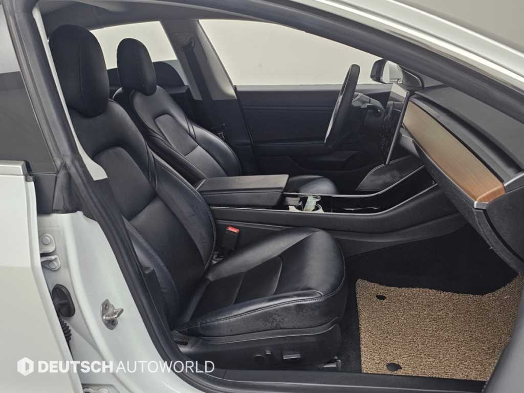 Tesla Model 3 — photo 10