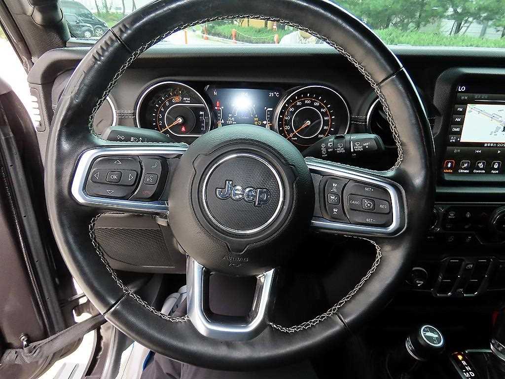 Jeep Wrangler — photo 08