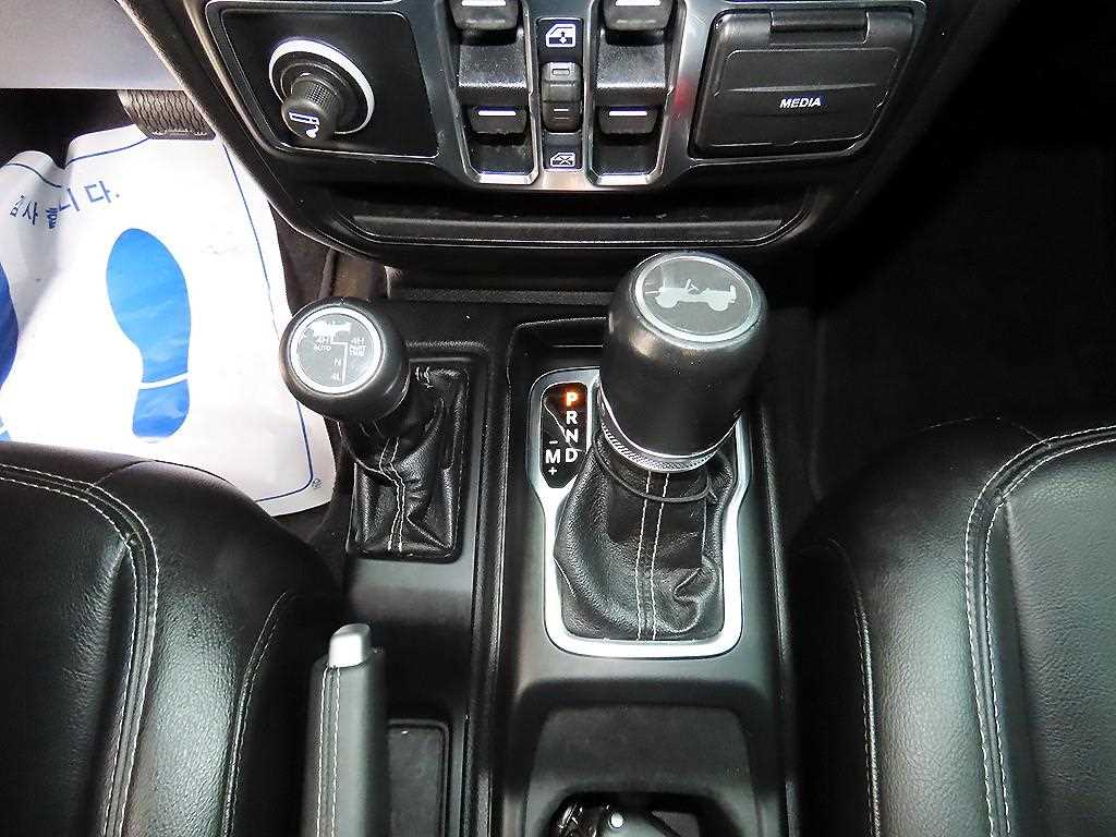 Jeep Wrangler — photo 10