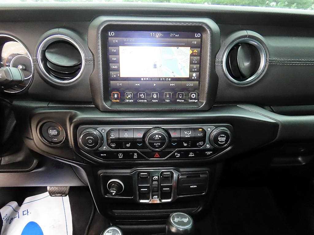 Jeep Wrangler — photo 11