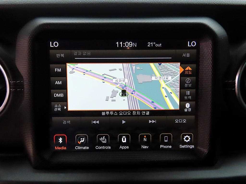 Jeep Wrangler — photo 12