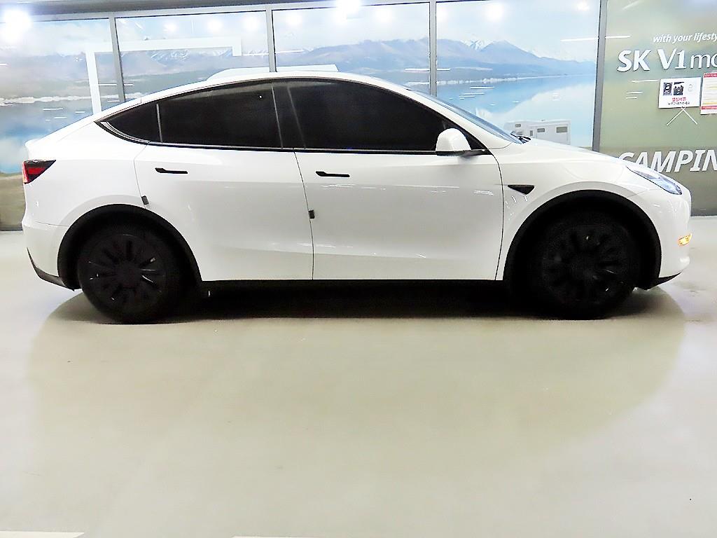 Tesla Model Y — photo 03