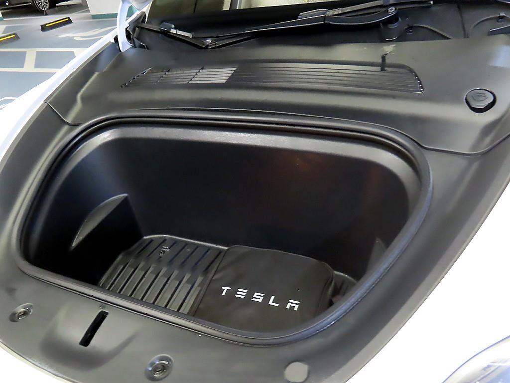 Tesla Model Y — photo 18