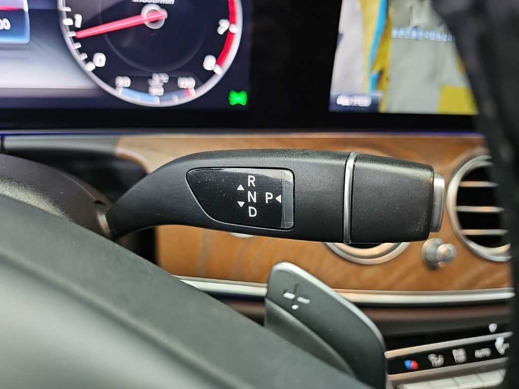 Mercedes-Benz E-Class — photo 08