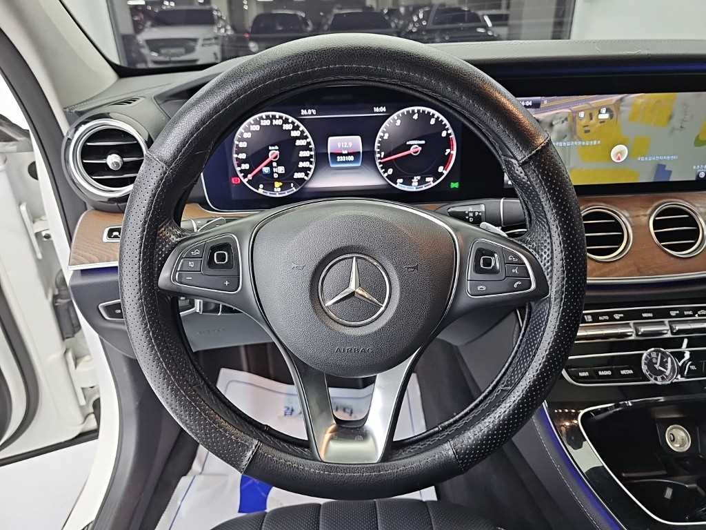 Mercedes-Benz E-Class — photo 09