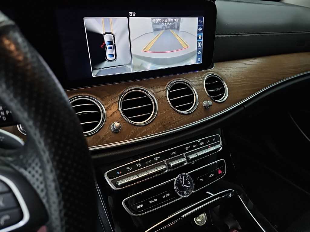 Mercedes-Benz E-Class — photo 10