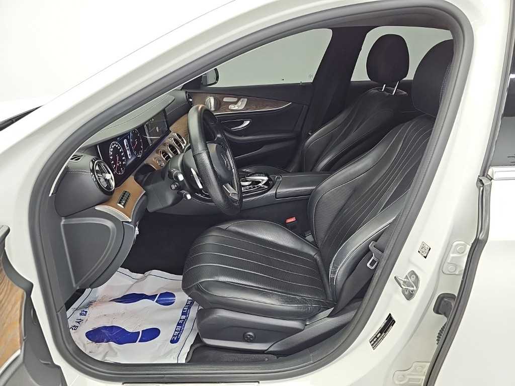 Mercedes-Benz E-Class — photo 11