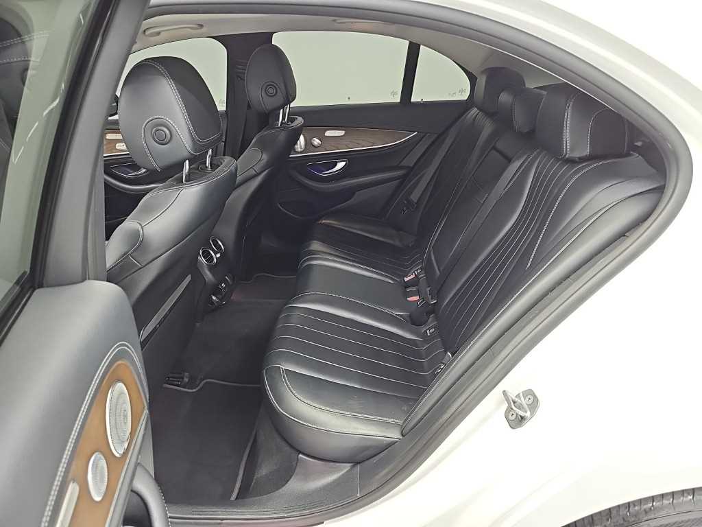 Mercedes-Benz E-Class — photo 12