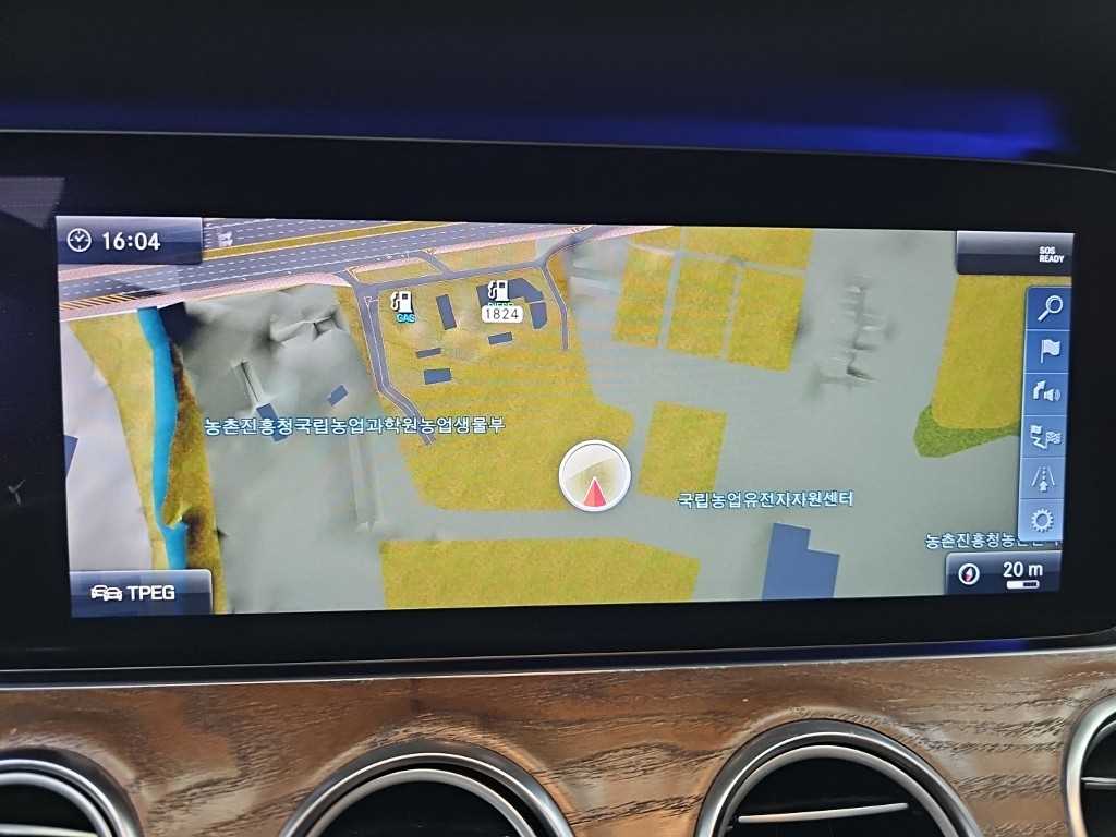 Mercedes-Benz E-Class — photo 15