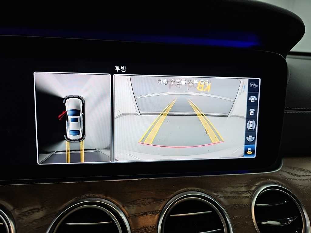 Mercedes-Benz E-Class — photo 16