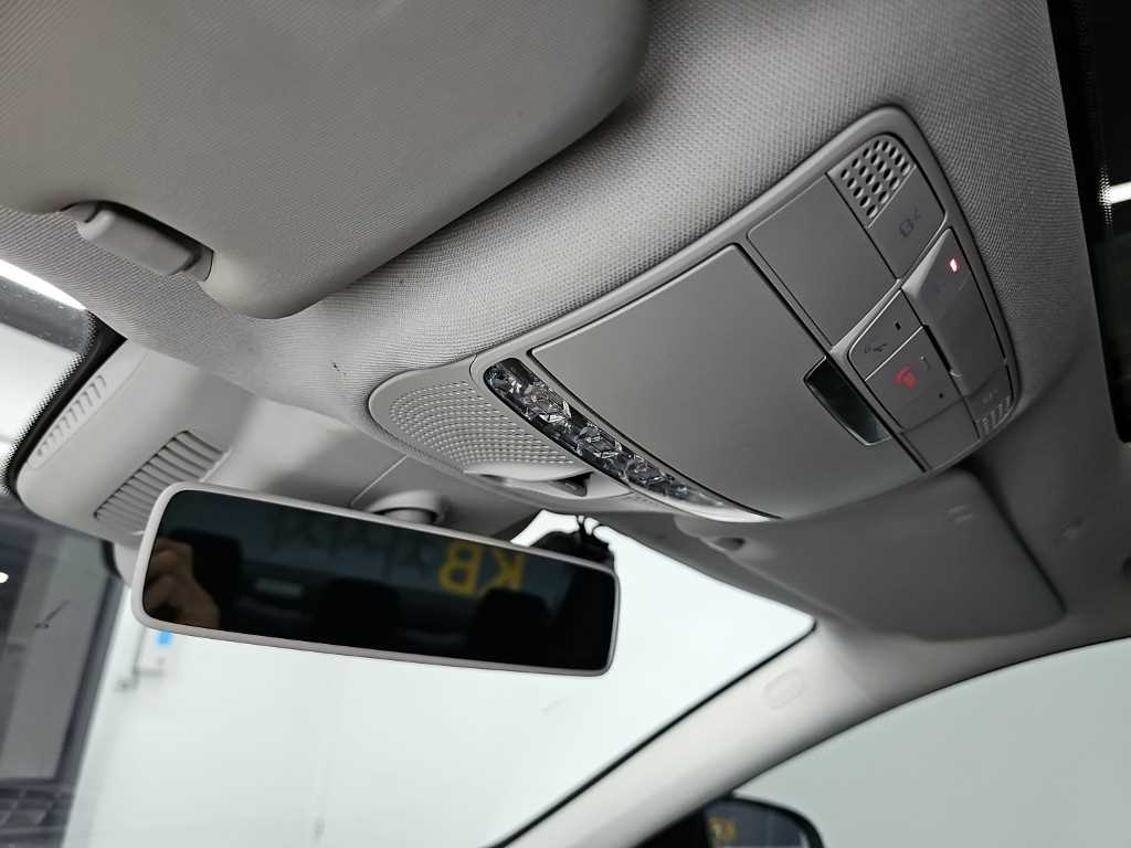 Mercedes-Benz E-Class — photo 18