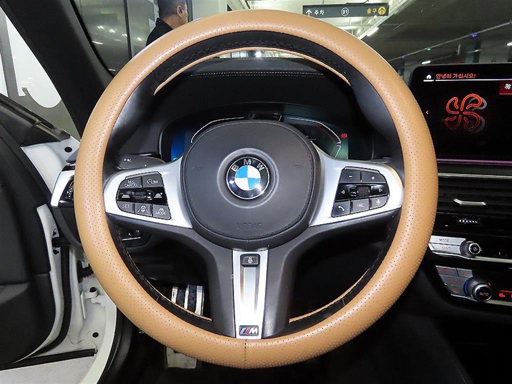 BMW 5-Series — photo 08