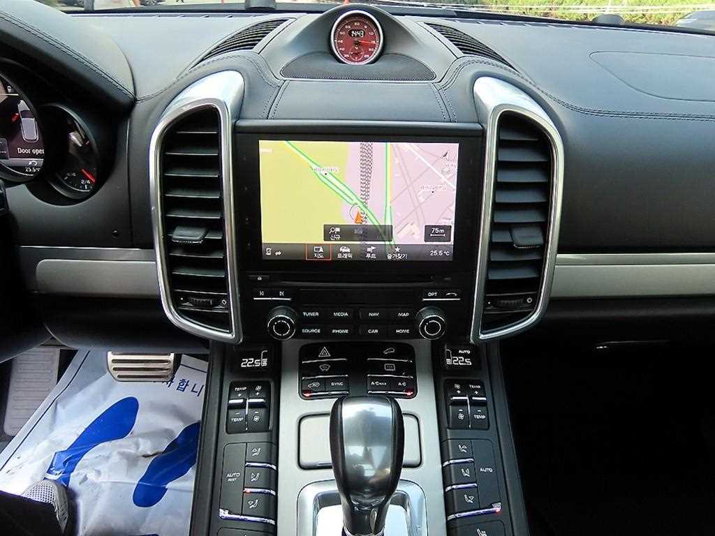 Porsche Cayenne — photo 12