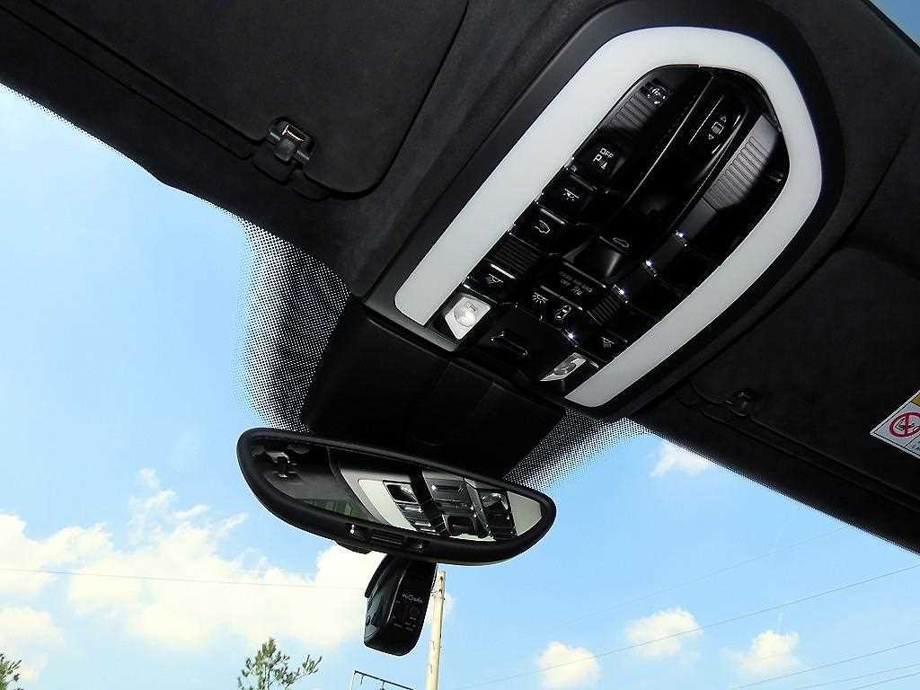 Porsche Cayenne — photo 13