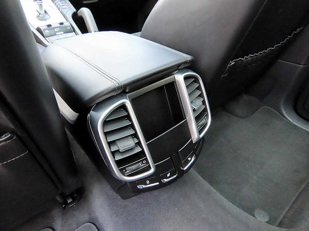 Porsche Cayenne — photo 14