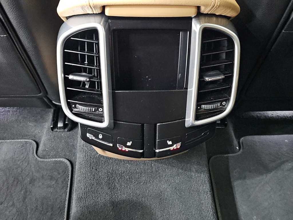 Porsche Cayenne — photo 13