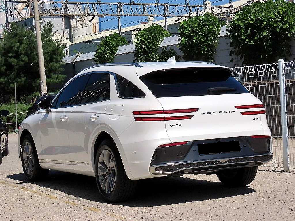 Genesis GV70 — photo 03