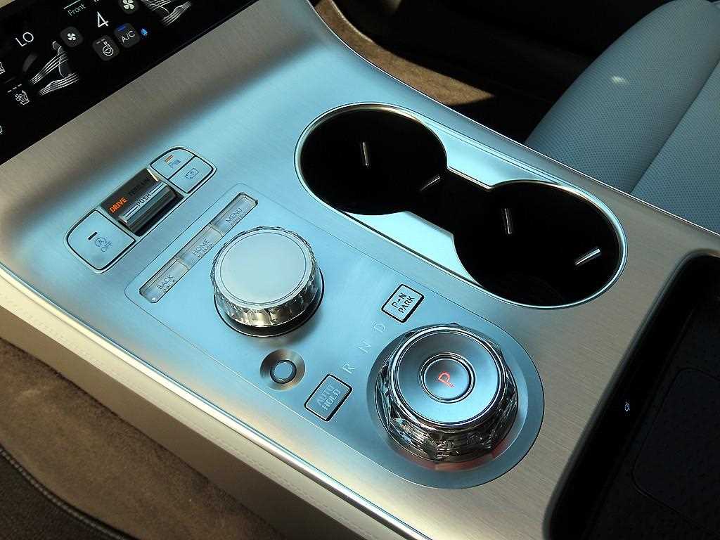 Genesis GV70 — photo 11