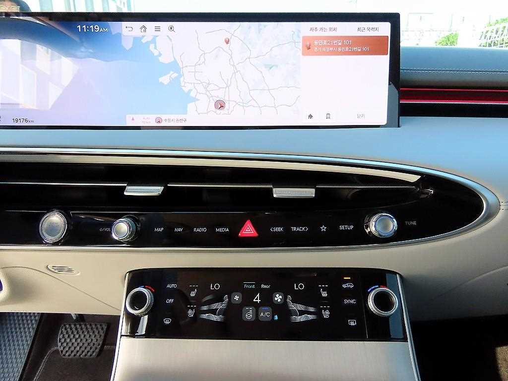 Genesis GV70 — photo 13