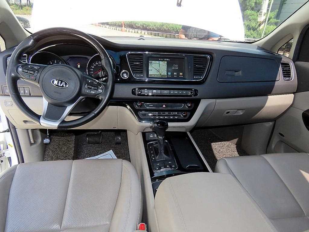 Kia Carnival — photo 07