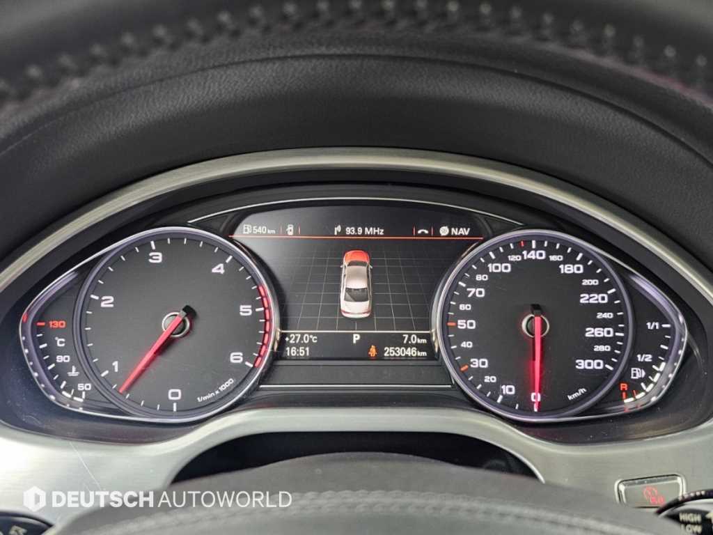 Audi A8 — photo 08
