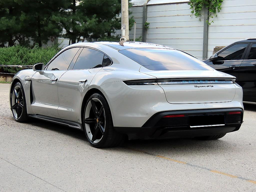 Porsche Taycan — photo 03