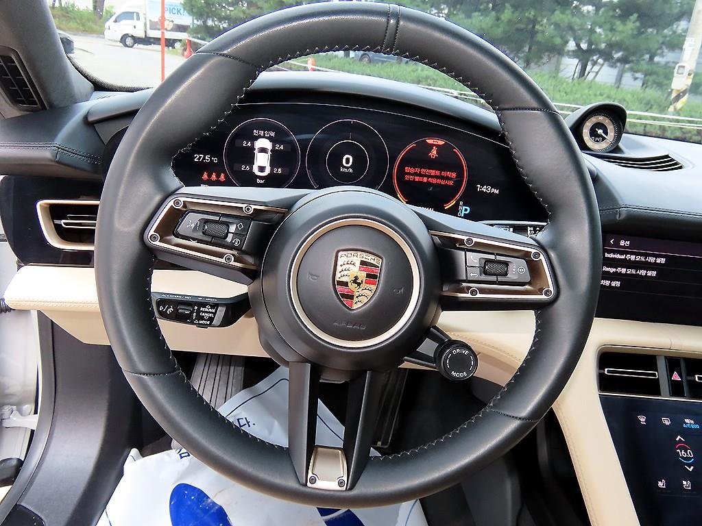 Porsche Taycan — photo 08