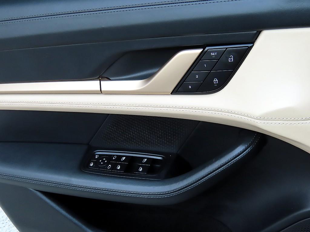 Porsche Taycan — photo 12