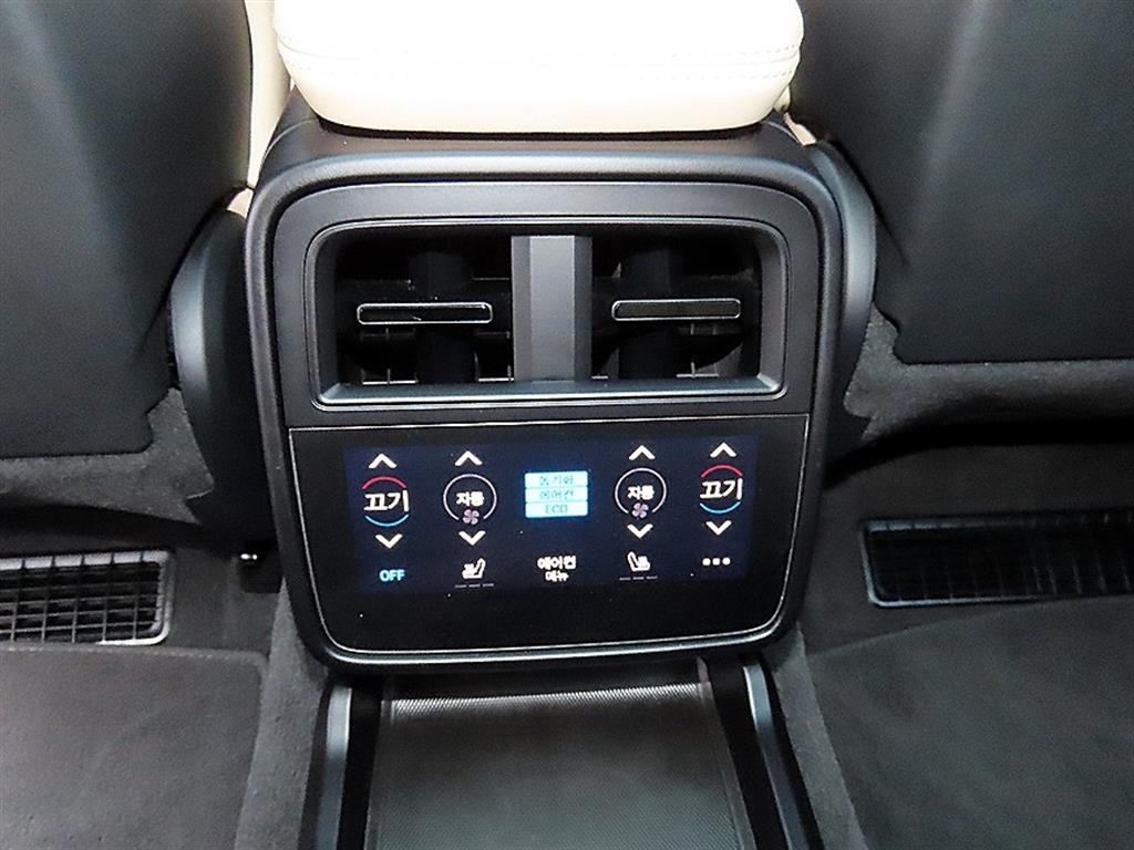 Porsche Taycan — photo 17