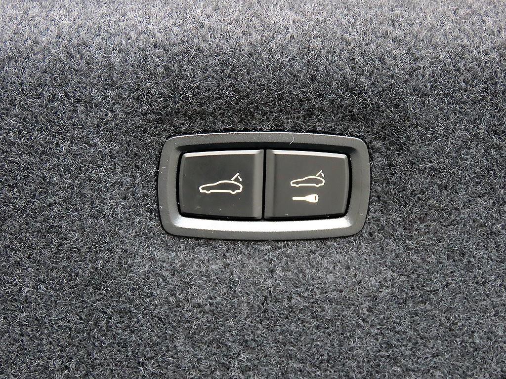 Porsche Taycan — photo 18