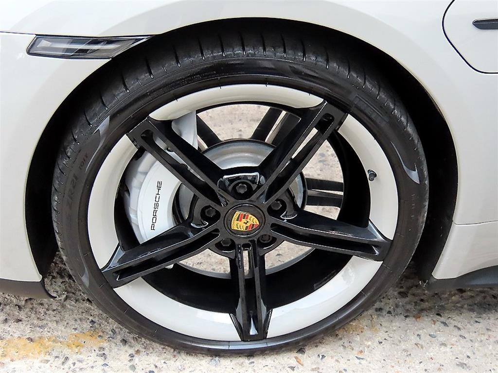 Porsche Taycan — photo 20