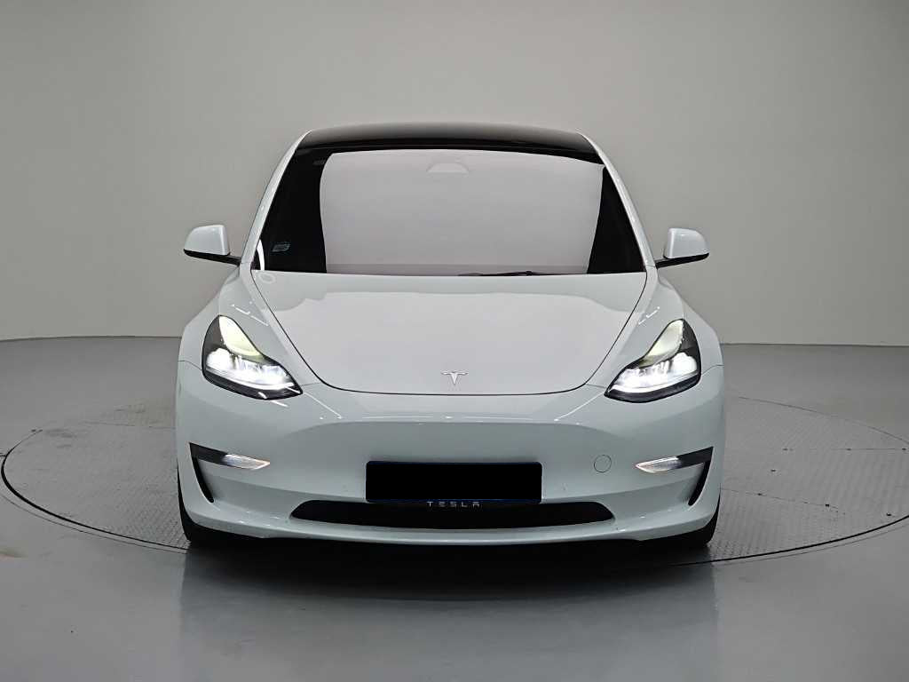 Tesla Model 3 — photo 02