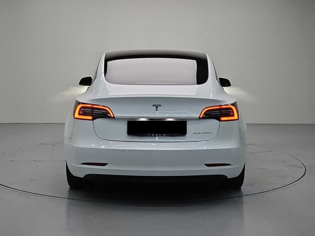 Tesla Model 3 — photo 03