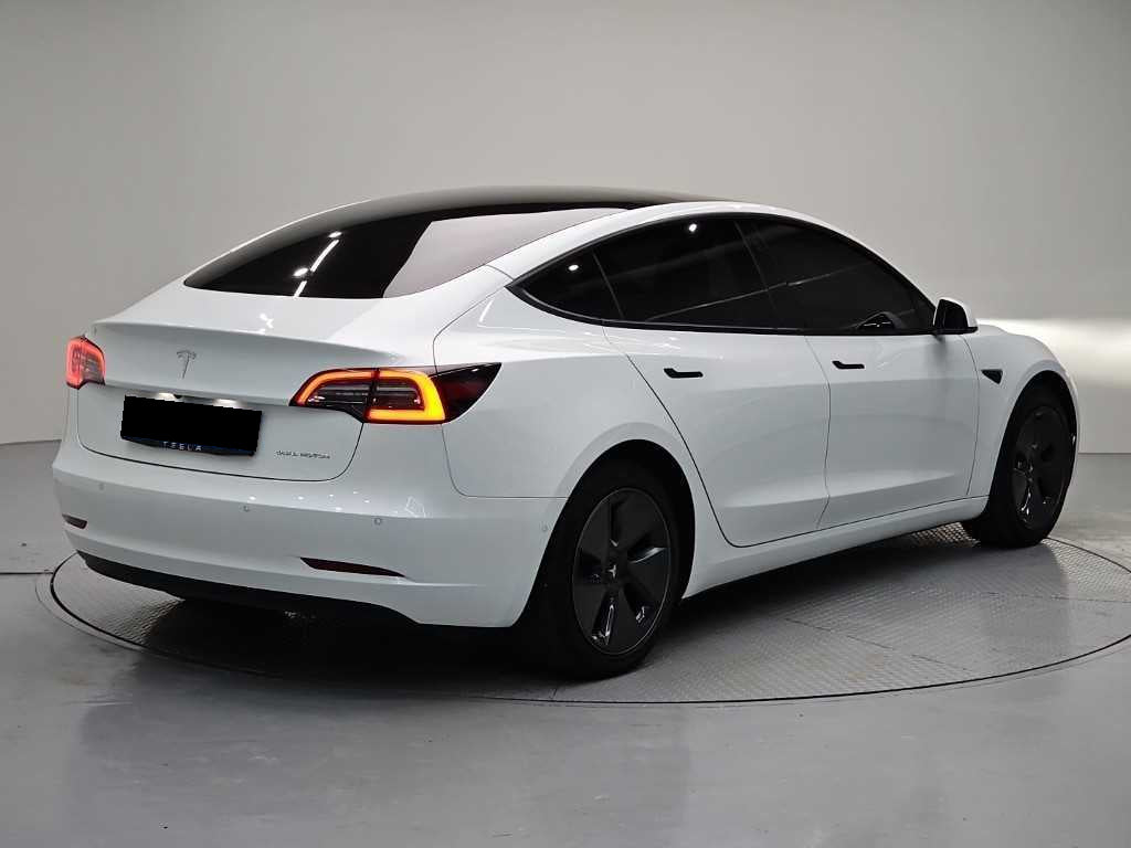 Tesla Model 3 — photo 04