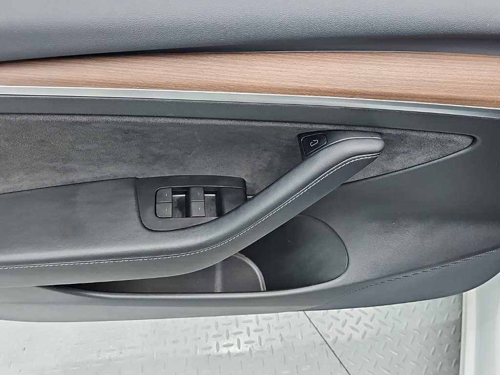 Tesla Model 3 — photo 16