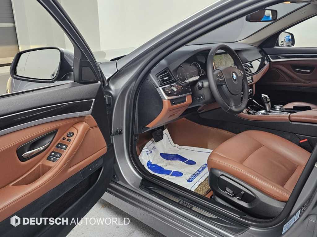 BMW 5-Series — photo 11