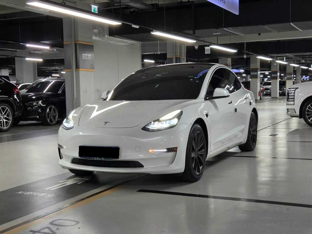 Tesla Model 3 — photo 01