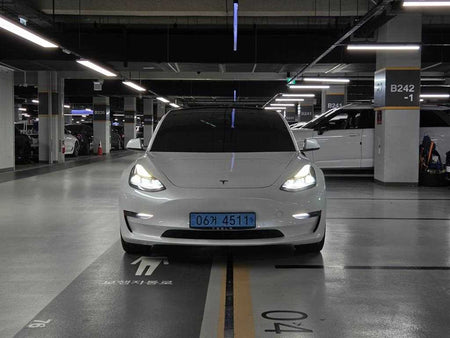 Tesla Model 3 — photo 02