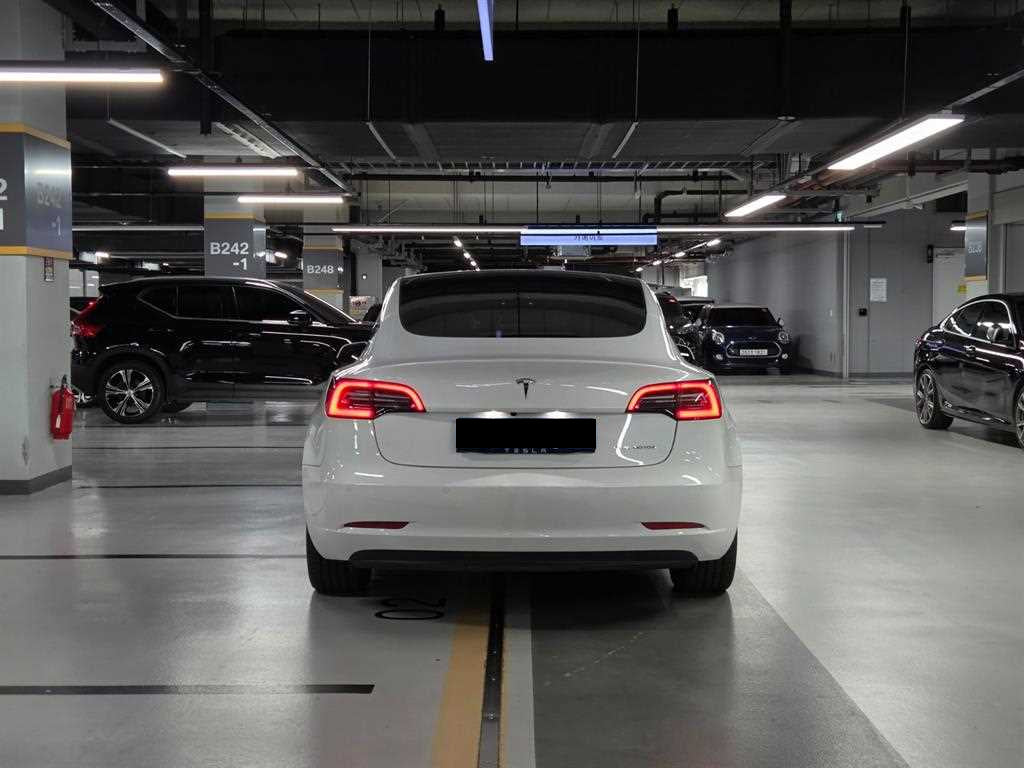 Tesla Model 3 — photo 03