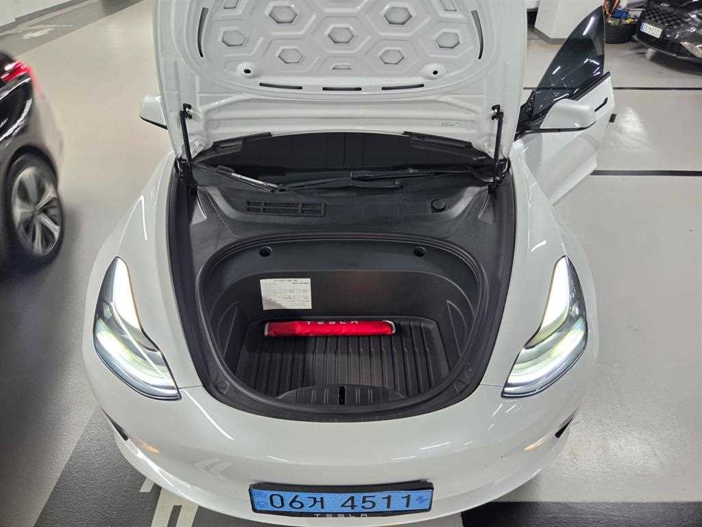 Tesla Model 3 — photo 05