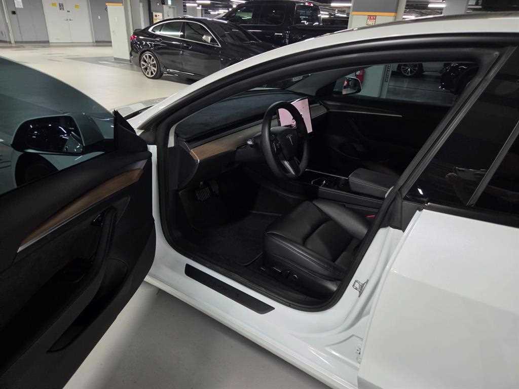 Tesla Model 3 — photo 08