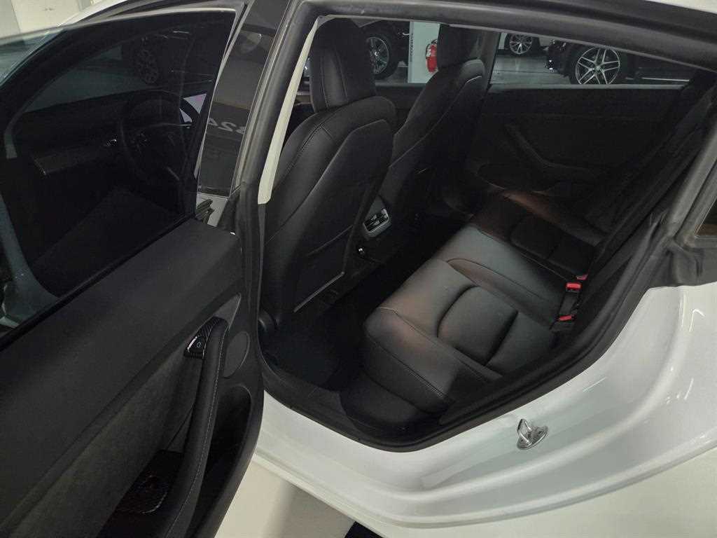 Tesla Model 3 — photo 09