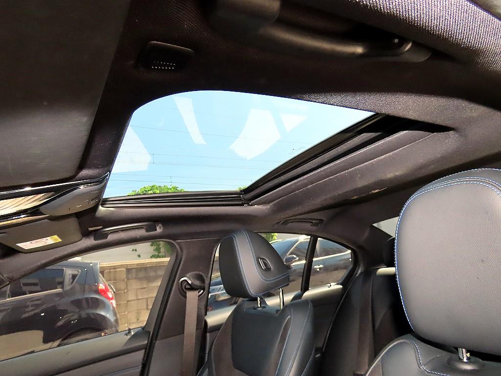 BMW 3-Series — photo 17