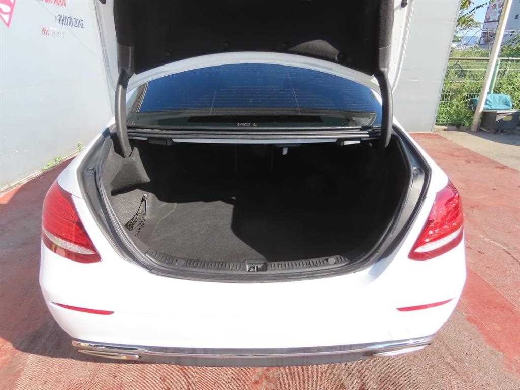 Mercedes-Benz E-Class — photo 05