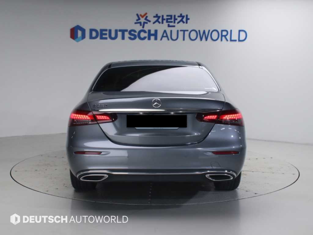 Mercedes-Benz E-Class — photo 04