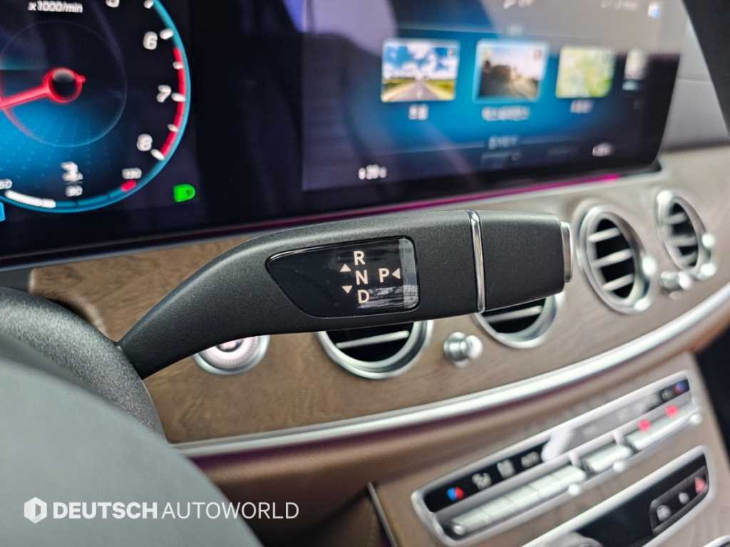 Mercedes-Benz E-Class — photo 09