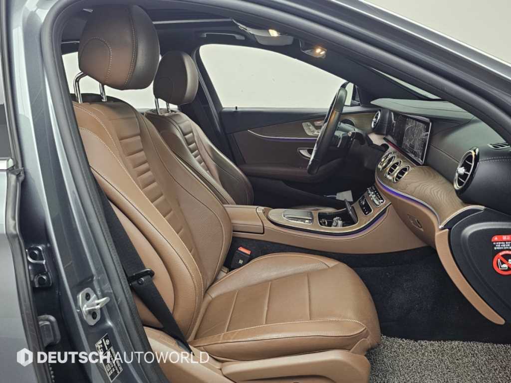 Mercedes-Benz E-Class — photo 10
